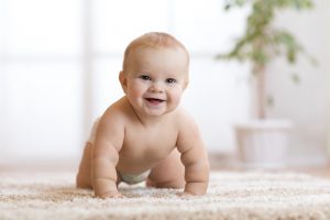 baby krabbelt